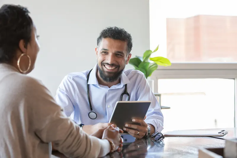 Médico consulta paciente
